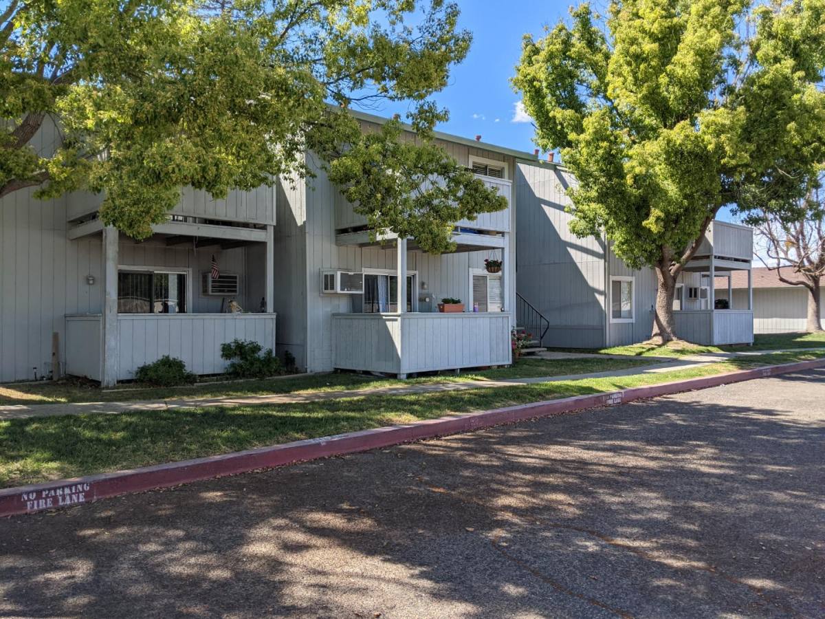 Apartment for rent at 425 E Alameda St, Manteca, CA 95336