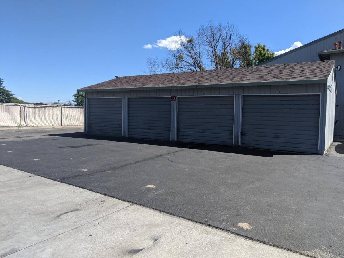 Apartment for rent at 425 E Alameda St, Manteca, CA 95336