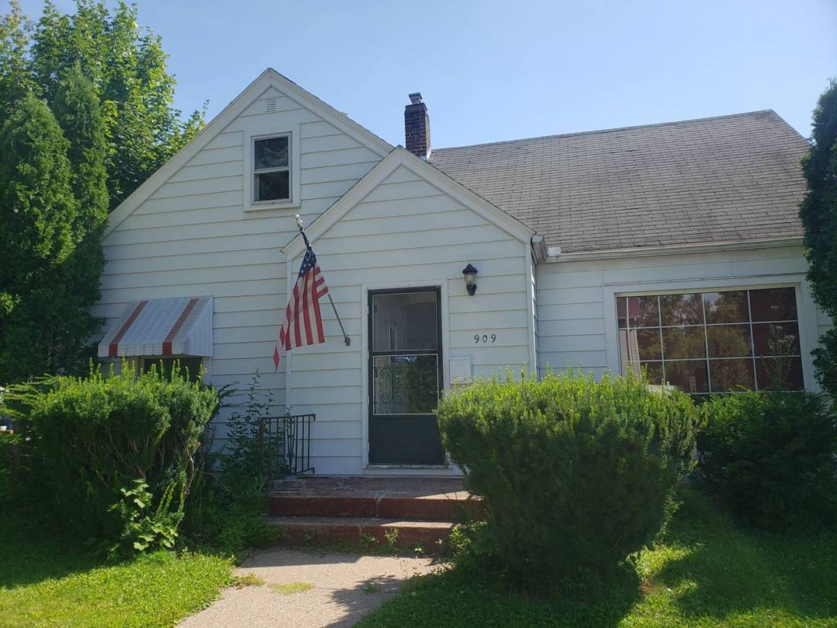 House for rent at 909 N 3rd Ave, Wausau, WI 54401