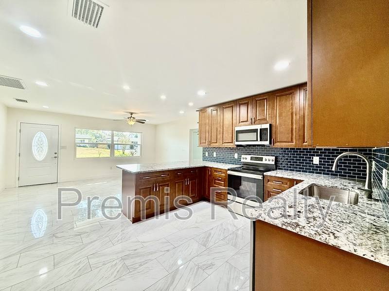 House for rent at 2014 Pinehurst Dr, Clearwater, FL 33763
