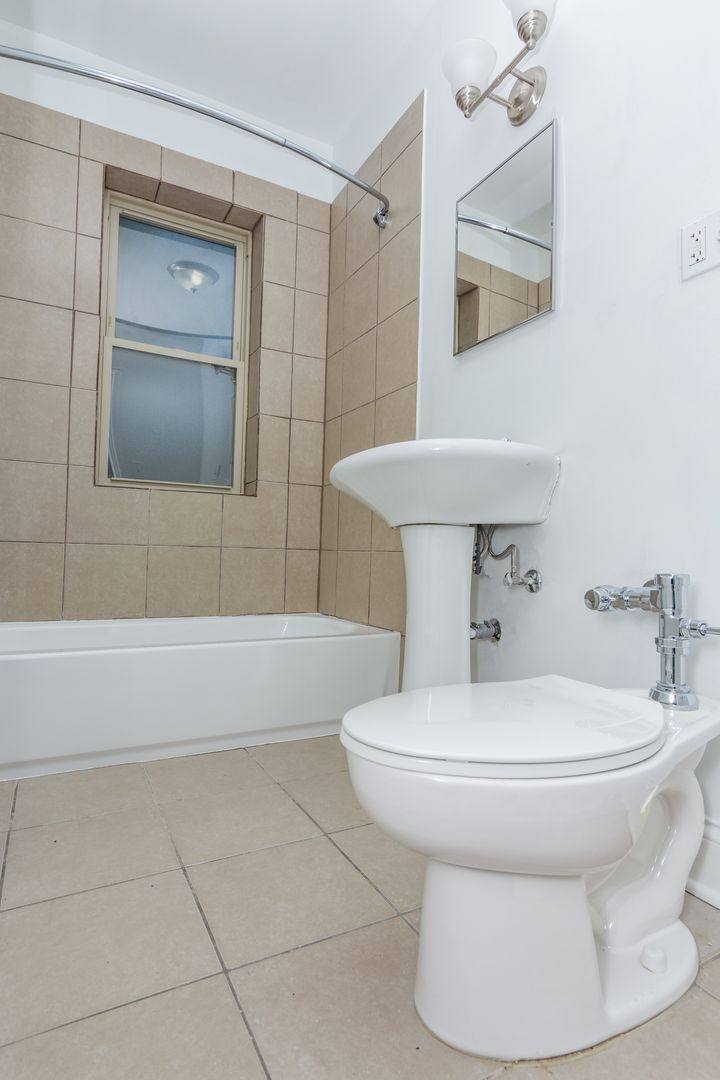 Apartment for rent at 7625 S E End Ave, Chicago, IL 60649