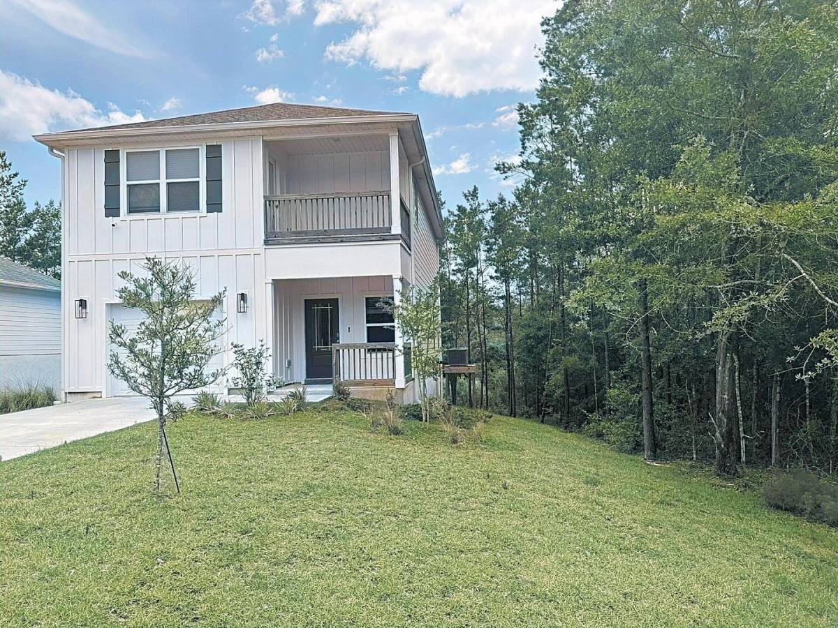House for rent at 183 Hammock Oaks Blvd, Freeport, FL 32439