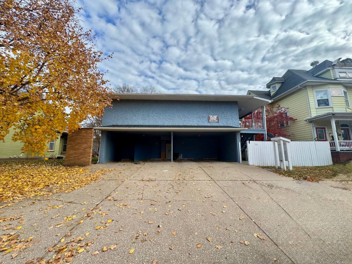 Apartment for rent at 723 20th St, Rock Island, IL 61201