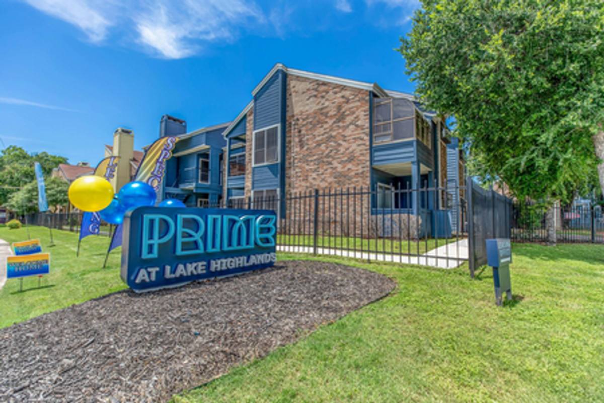 Apartment for rent at 9727 Whitehurst Dr, Dallas, TX 75243