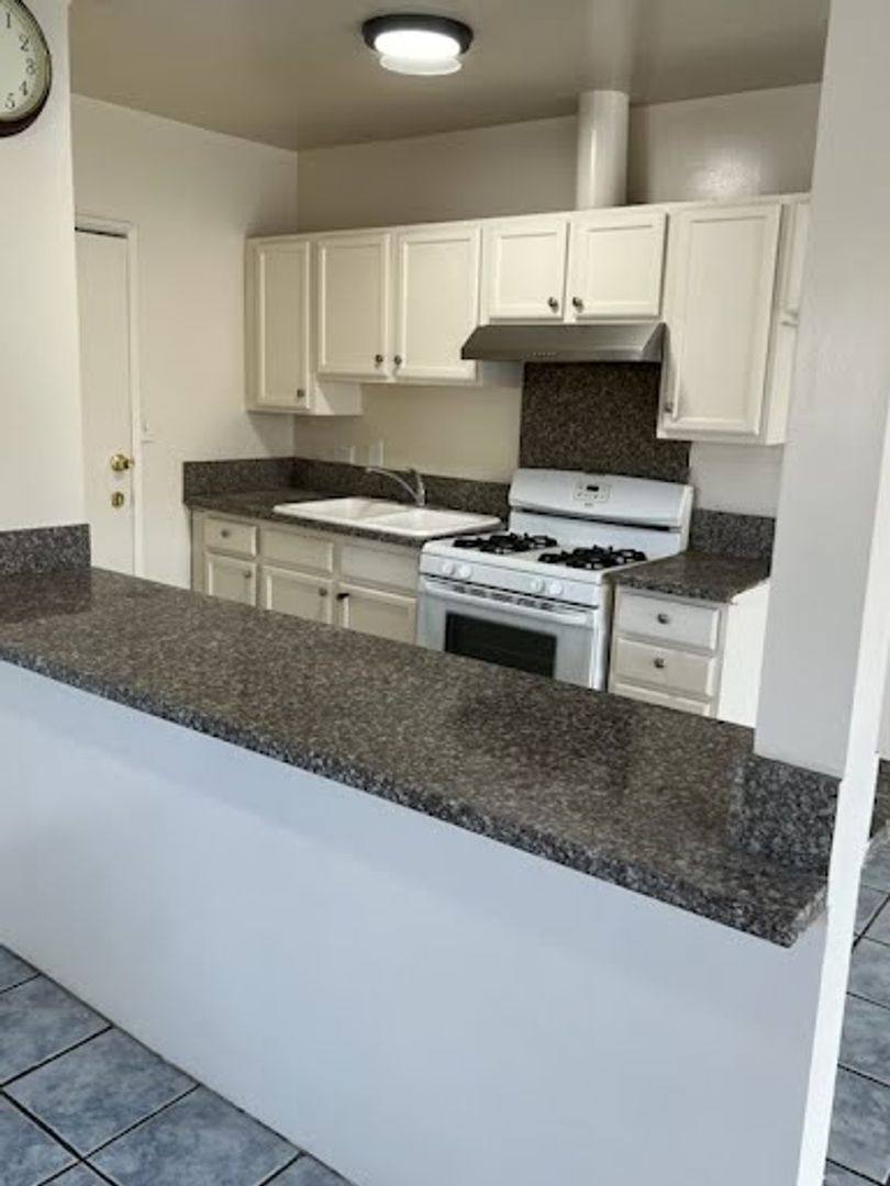 Apartment for rent at 2816 W Vernon Ave, Los Angeles, CA 90008