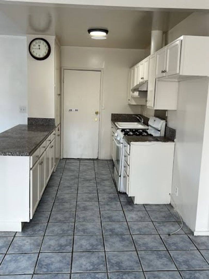 Apartment for rent at 2816 W Vernon Ave, Los Angeles, CA 90008