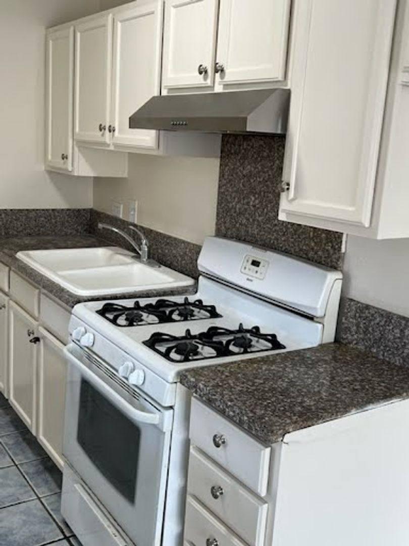 Apartment for rent at 2816 W Vernon Ave, Los Angeles, CA 90008