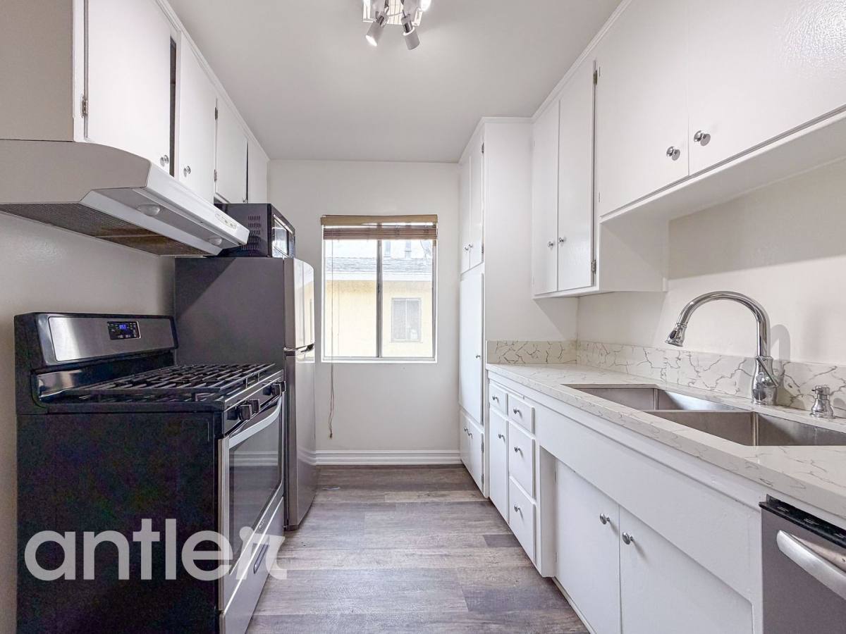 Apartment for rent at 14270 Dickens St, Sherman Oaks, CA 91423