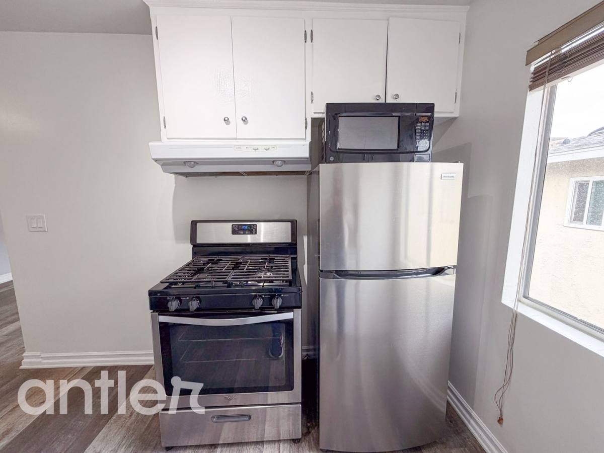 Apartment for rent at 14270 Dickens St, Sherman Oaks, CA 91423