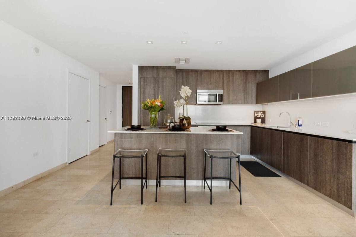 Apartment for rent at 88 SW 7th St #3410, Miami, FL 33130