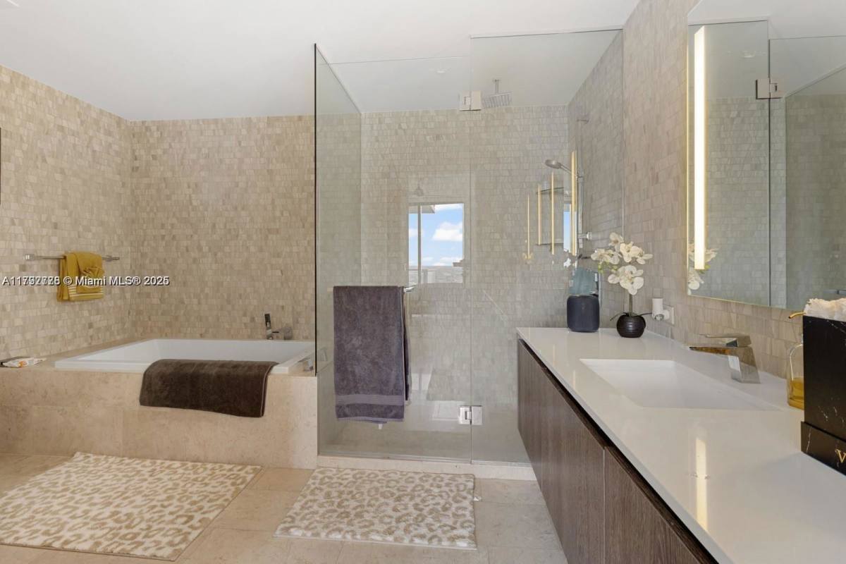 Apartment for rent at 88 SW 7th St #3410, Miami, FL 33130