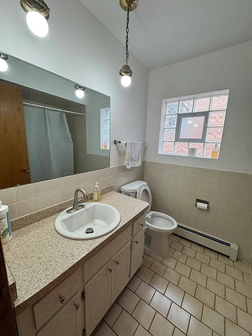 Apartment for rent at 6013 W Gunnison St #2, Chicago, IL 60630