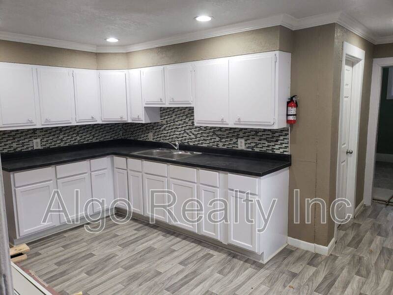House for rent at 1012 7th St E, Saint Paul, MN 55106