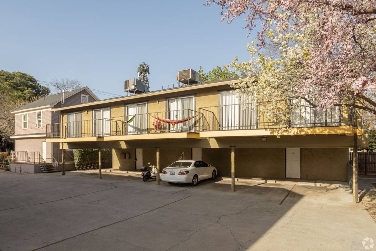 Townhouse for rent at 1011 W 3rd St, Chico, CA 95928