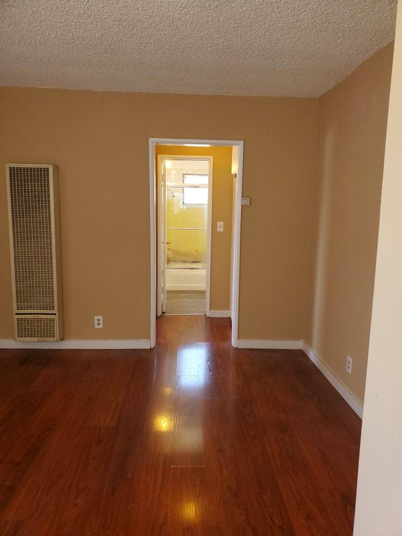 Apartment for rent at 4729 San Vicente Blvd, Los Angeles, CA 90019