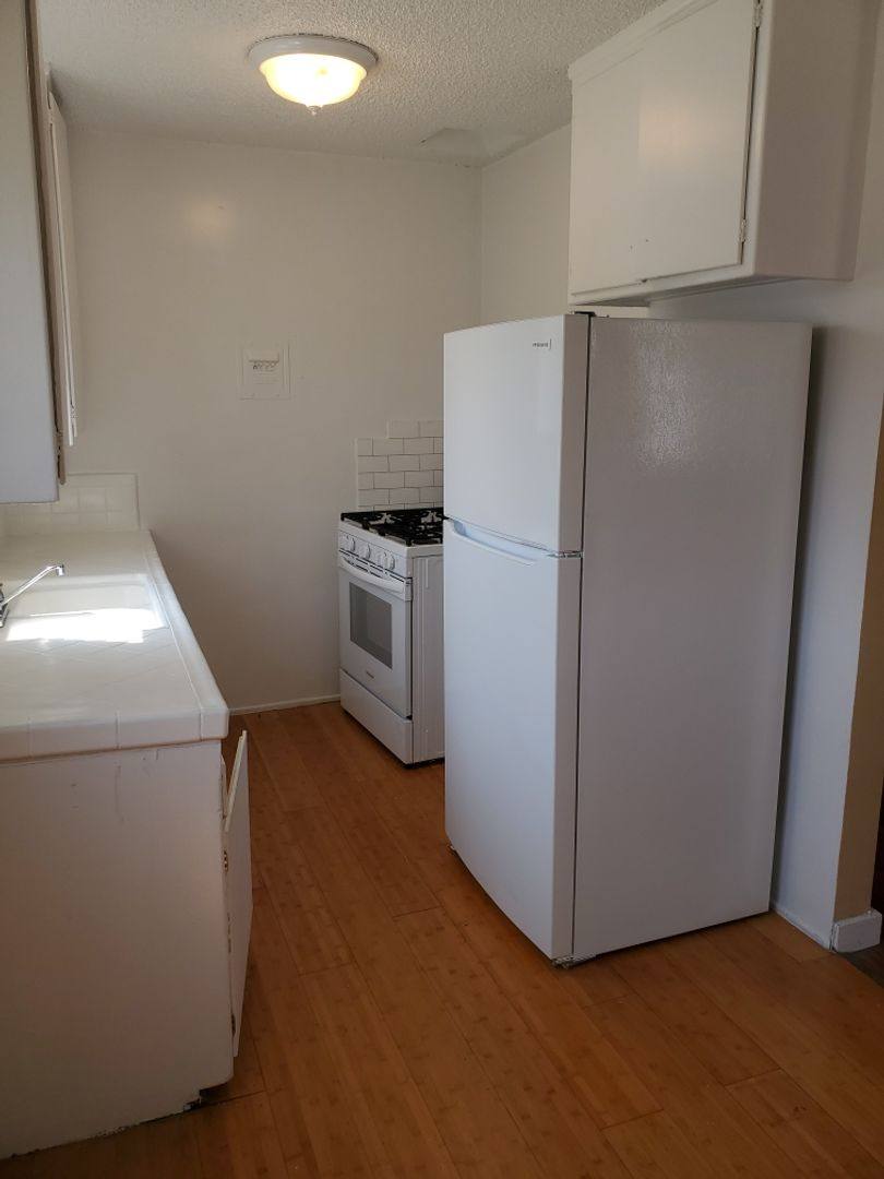 Apartment for rent at 4729 San Vicente Blvd, Los Angeles, CA 90019