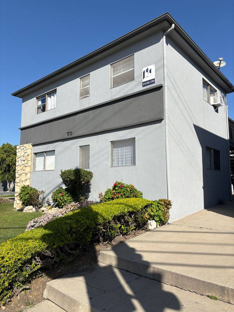 Apartment for rent at 4729 San Vicente Blvd, Los Angeles, CA 90019