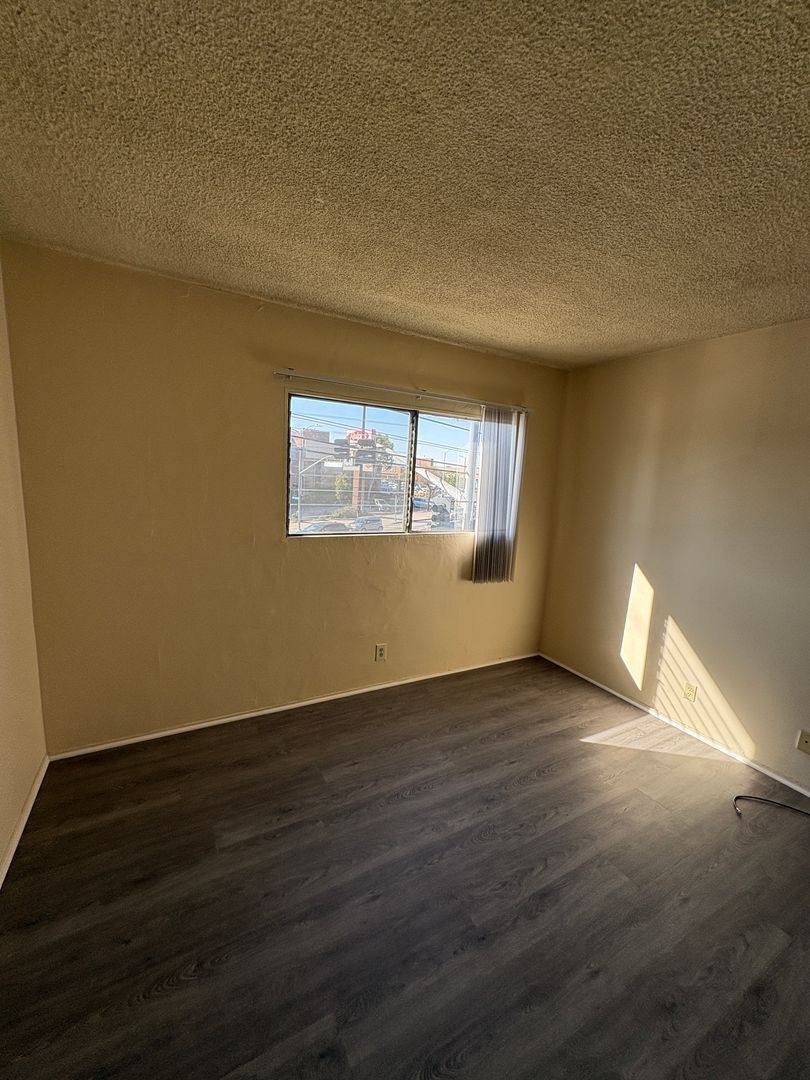 Apartment for rent at 4729 San Vicente Blvd, Los Angeles, CA 90019