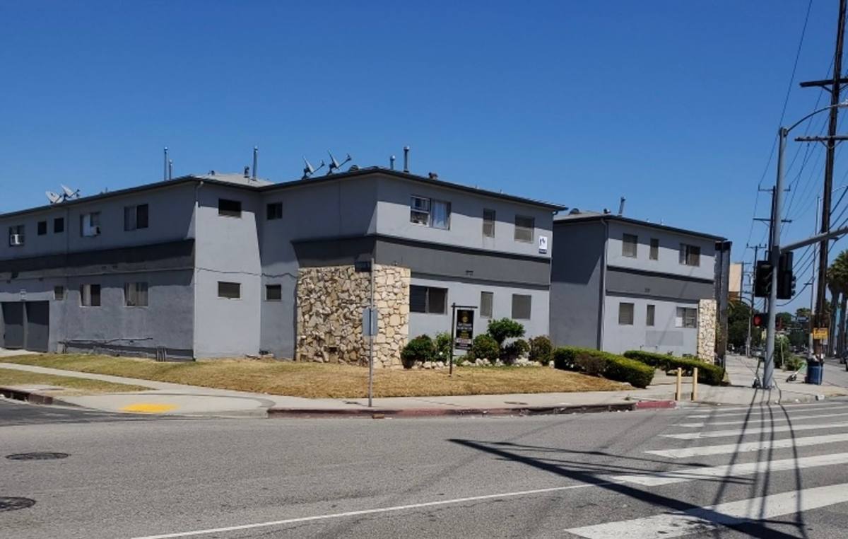 Apartment for rent at 4729 San Vicente Blvd, Los Angeles, CA 90019