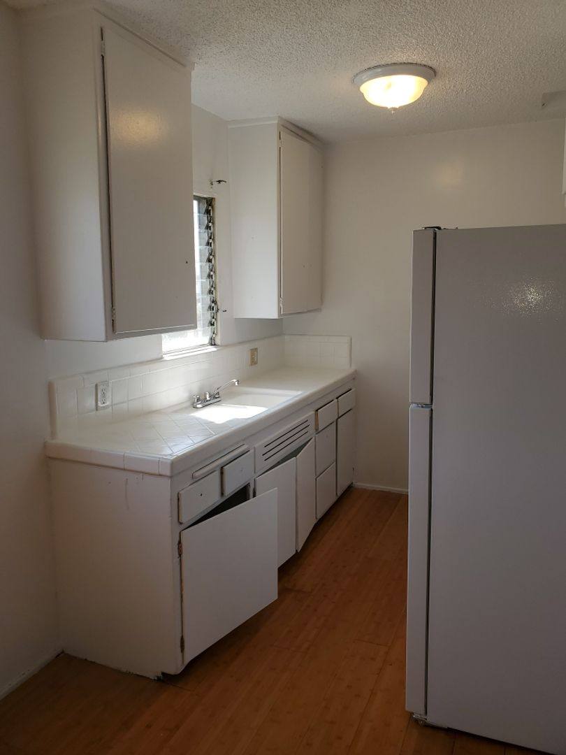 Apartment for rent at 4729 San Vicente Blvd, Los Angeles, CA 90019