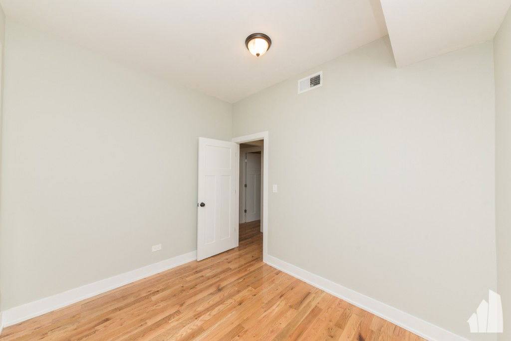 Apartment for rent at 627 W Oakdale Ave #635-2, Chicago, IL 60657
