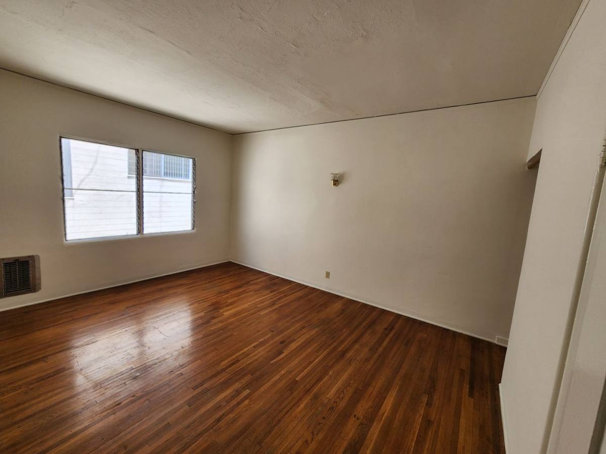 Apartment for rent at 422 N Hayworth Ave, Los Angeles, CA 90048