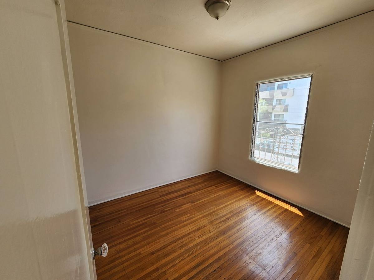 Apartment for rent at 422 N Hayworth Ave, Los Angeles, CA 90048