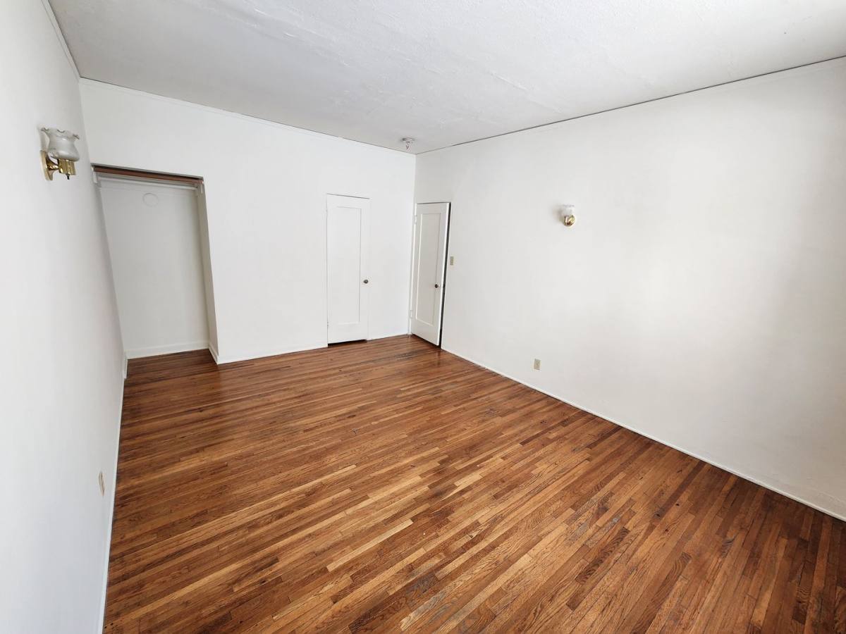 Apartment for rent at 422 N Hayworth Ave, Los Angeles, CA 90048