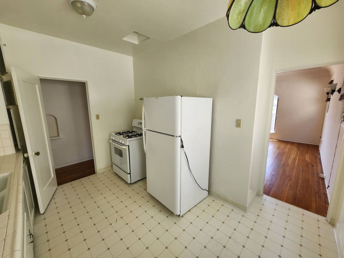 Apartment for rent at 422 N Hayworth Ave, Los Angeles, CA 90048
