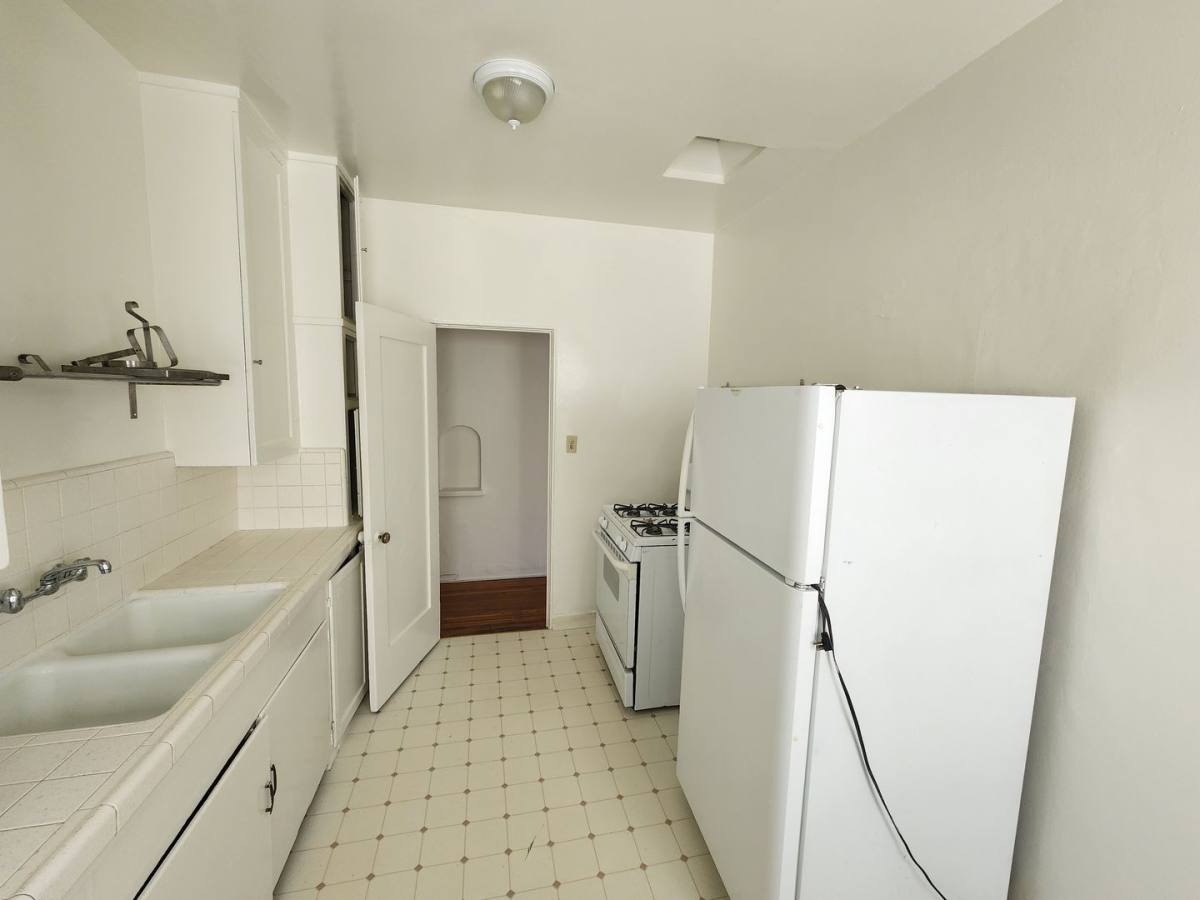 Apartment for rent at 422 N Hayworth Ave, Los Angeles, CA 90048