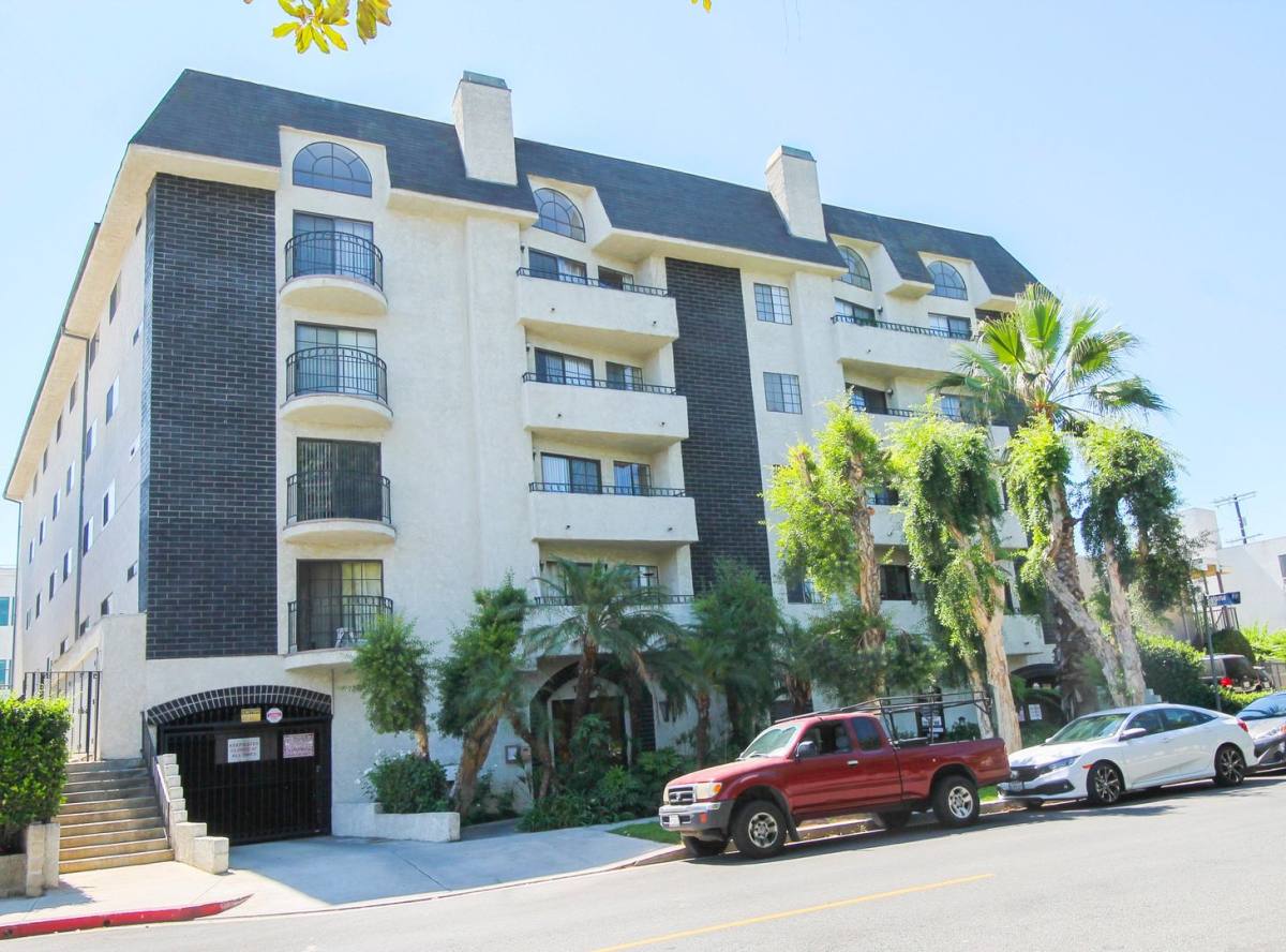 Apartment for rent at 14930 Moorpark St, Sherman Oaks, CA 91403