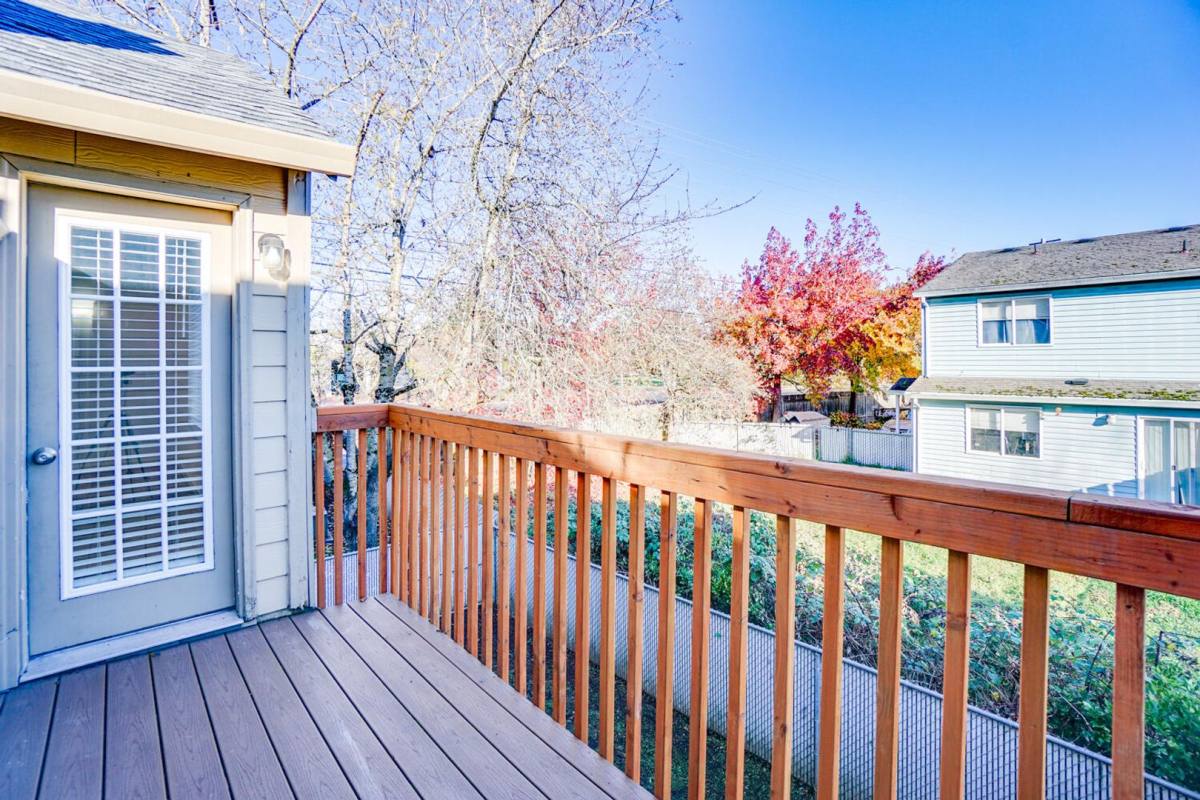 Townhouse for rent at 907 SE Park Crest Ave, Vancouver, WA 98683