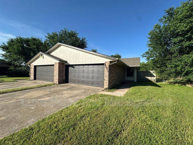 House for rent at 8320 NW 7th St, Oklahoma City, OK 73127