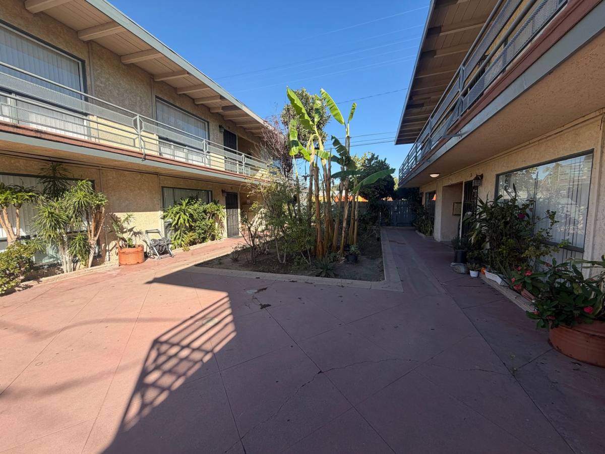 Apartment for rent at 1518-40 E Artesia Blvd, Long Beach, CA 90805