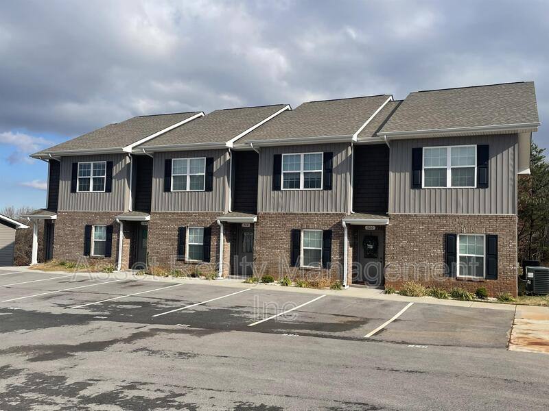 Townhouse for rent at 923 Warrior Hill Dr #1, Louisville, TN 37777