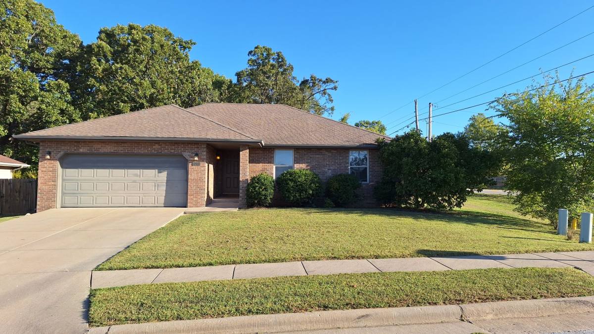 House for rent at 1305 E Hampton Dr, Ozark, MO 65721