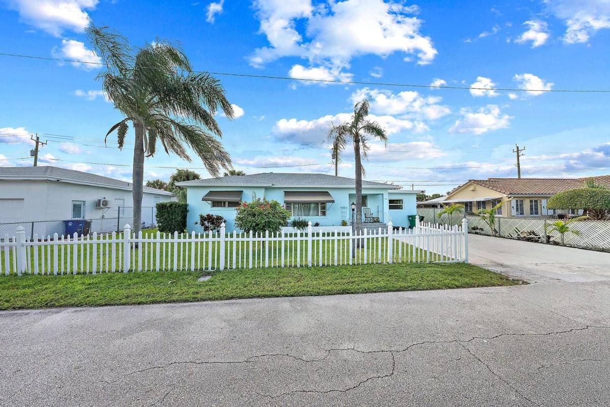 House for rent at 135 E 28th St, West Palm Beach, FL 33404