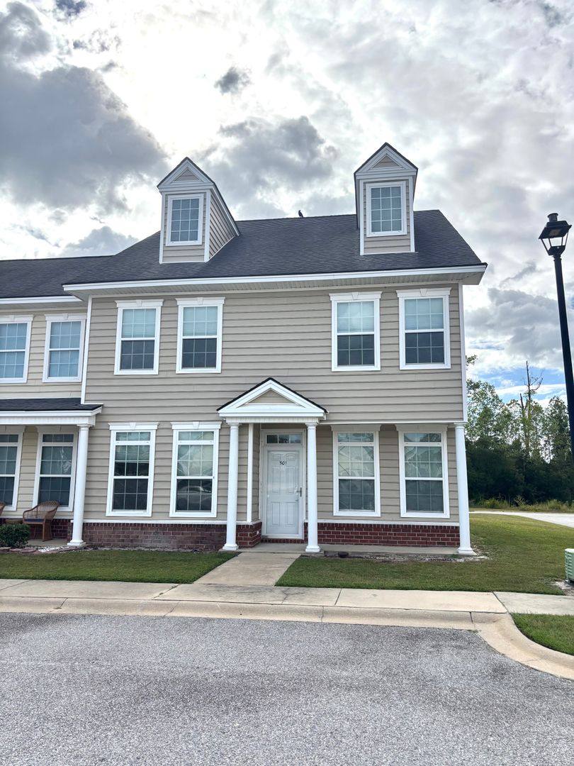 Townhouse for rent at 501 Forsyth Dr, Hinesville, GA 31313