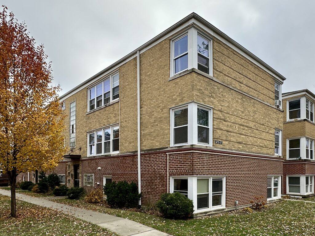 Apartment for rent at 6715 California #W3, Chicago, IL 60645