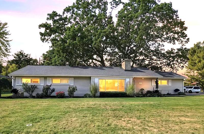 House for rent at 671 E Crest Lane, South Lyon, MI 48178