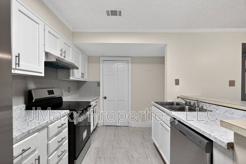 Townhouse for rent at 898 Chippendale Lane, Norcross, GA 30093