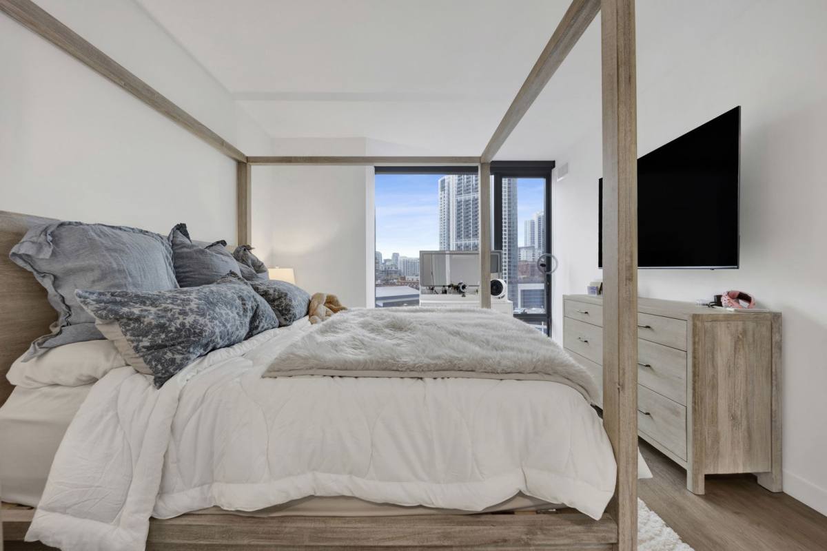 Apartment for rent at 350 N Canal St, Chicago, IL 60606