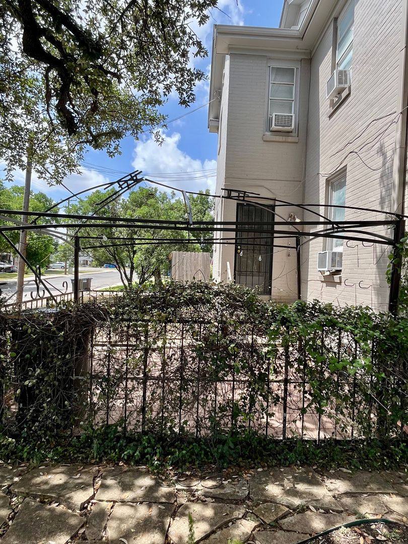 House for rent at 424 E Ashby Place, San Antonio, TX 78212
