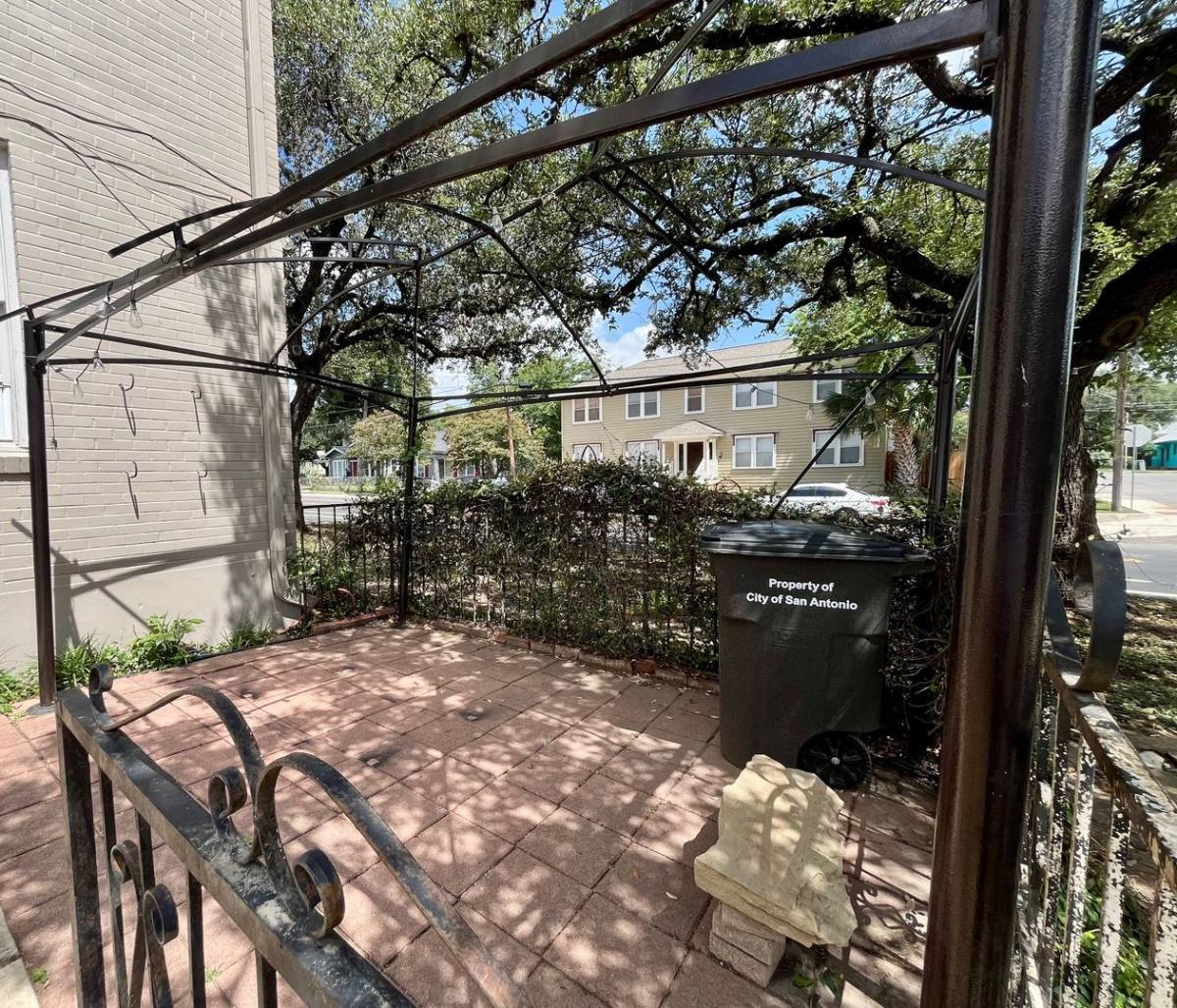 House for rent at 424 E Ashby Place, San Antonio, TX 78212