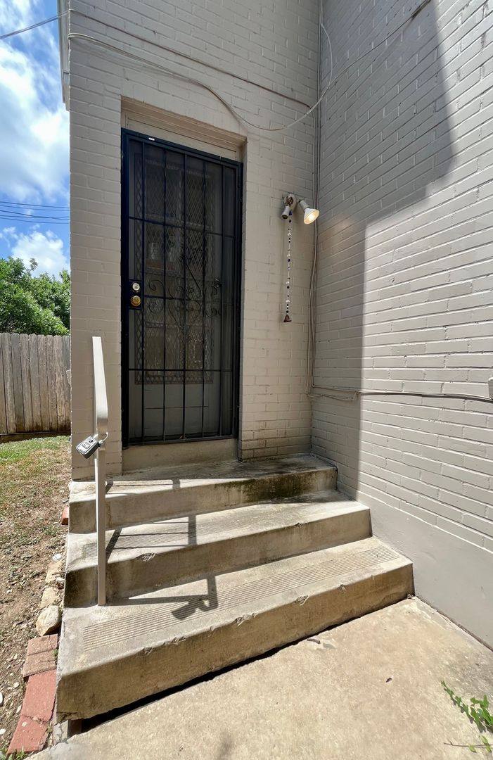 House for rent at 424 E Ashby Place, San Antonio, TX 78212