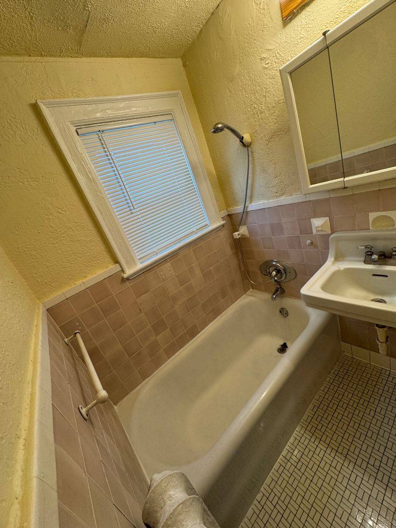 Apartment for rent at 529 N Main St, Rockford, IL 61103