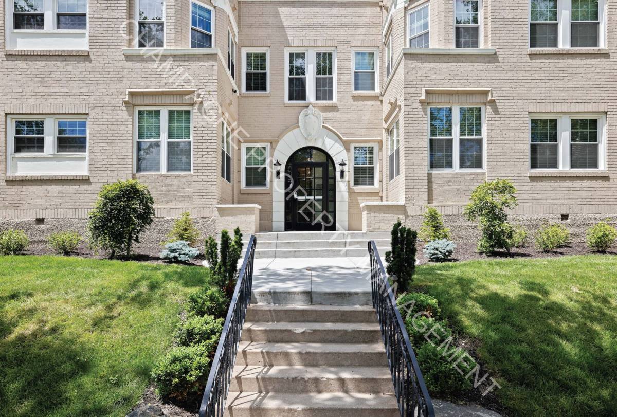 Apartment for rent at 920 Ward Parkway, Kansas City, MO 64112