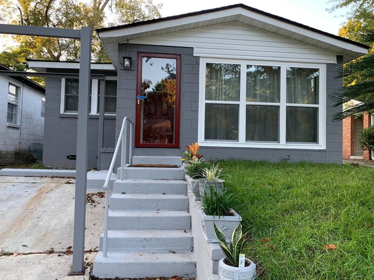 House for rent at 27 Stirling St, Savannah, GA 31401