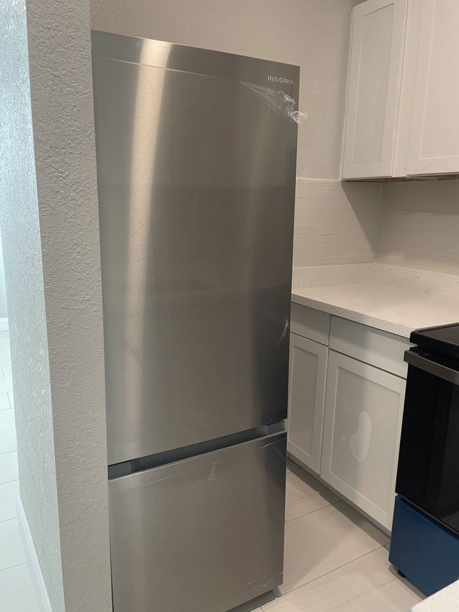 Apartment for rent at 7948 Embassy Blvd, Hollywood, FL 33023