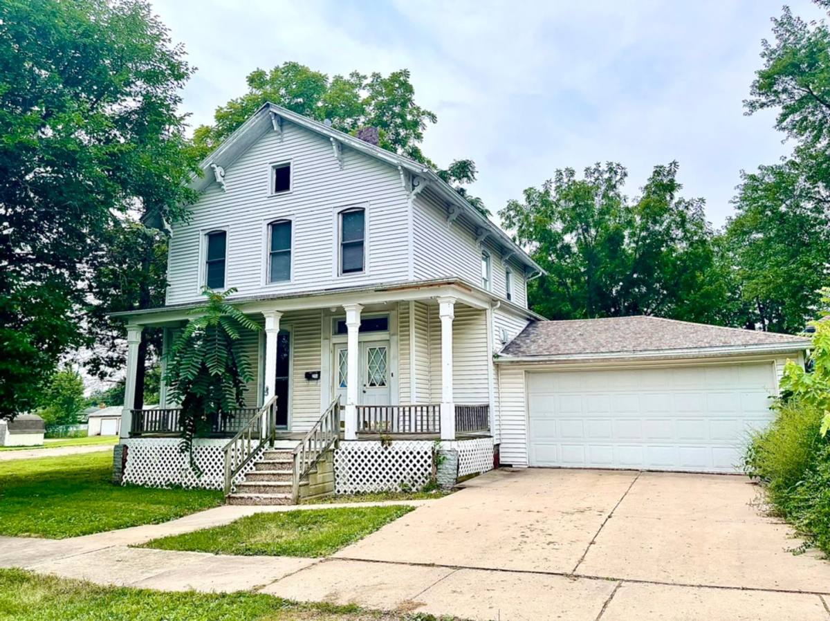 211 S Walnut St, Kewanee, IL 61443
